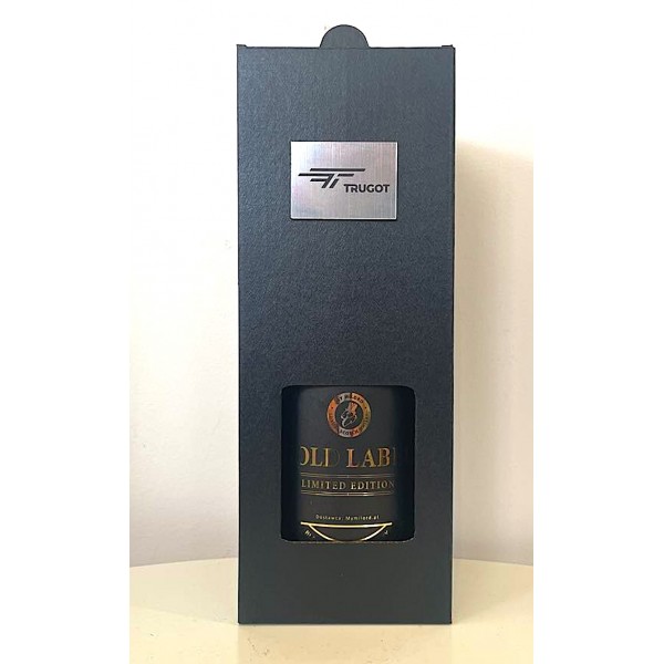 Whisky z logo w niskiej butelce