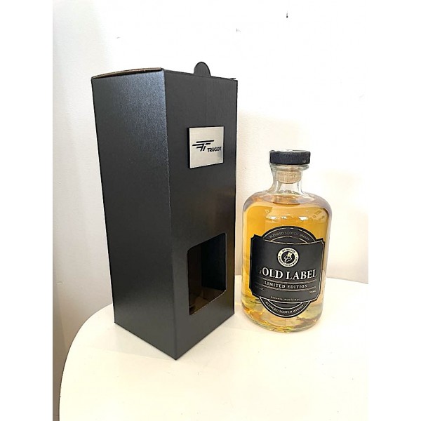 Whisky z logo w niskiej butelce