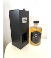 Whisky z logo w niskiej butelce