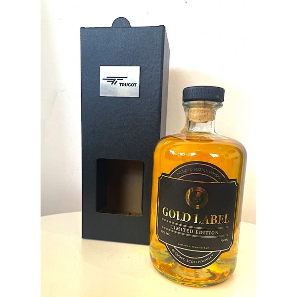Whisky z logo w niskiej butelce