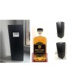 Whisky z logo w niskiej butelce